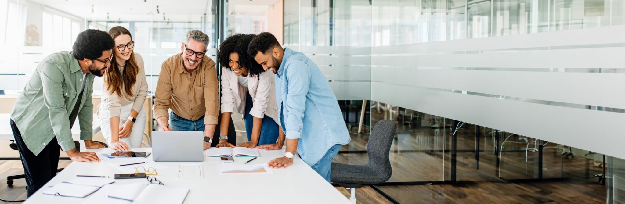 vier Personen in einem Büro