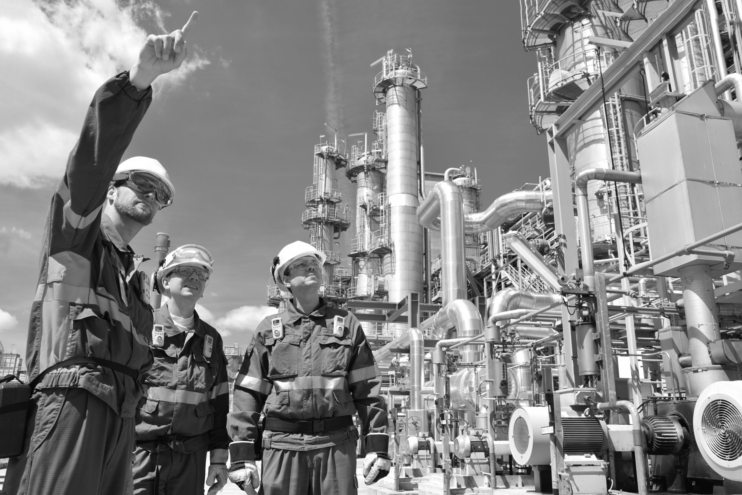 3 Personen in einer Industrieumgebung